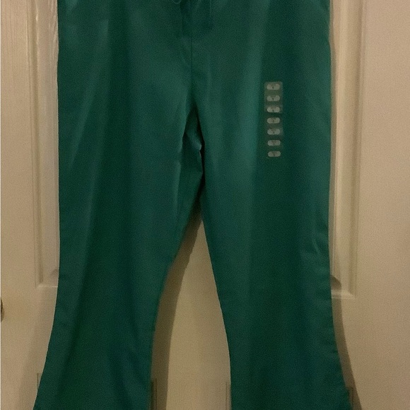 Cherokee scrubs, green, size petite medium - Picture 5 of 9